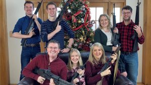 Thomas Massie: ABD'de Cumhuriyetçi Temsilciler Meclisi üyesinin silahlı Noel fotoğrafı reaksiyon çekti