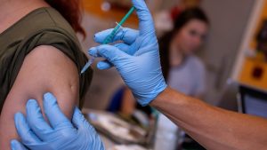 Türkiye'nin aşılama oranı düşüyor: 'Toplum bağışıklığı sağlanamadı, yalnızca iki doz Sinovac aşısı olanlar artık aşısız sayılıyor'