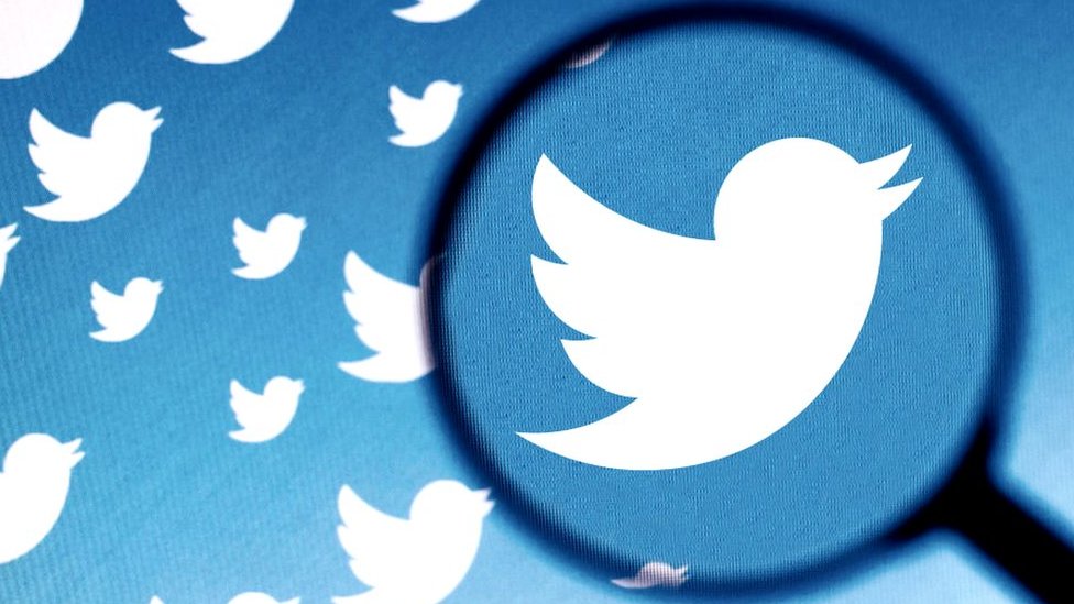 Twitter, algoritmasının sağ görüşlü paylaşımları öne çıkardığını tespit etti
