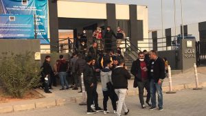 Uğur ve Özak Dokuma'da işten çıkarılan çalışanlar, hem işverene hem de DİSK'e reaksiyon gösterdi