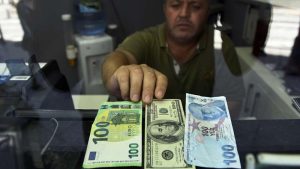 Wall Street Journal'da Türk lirası tahlili: Temel gereksinimlerin fiyatı arttı; bankalar ve büyük şirketler için de tehdit oluşturuyor