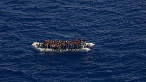 Yüzdükleri tekneden atılan 2 göçmenin cesedine ulaşıldı
