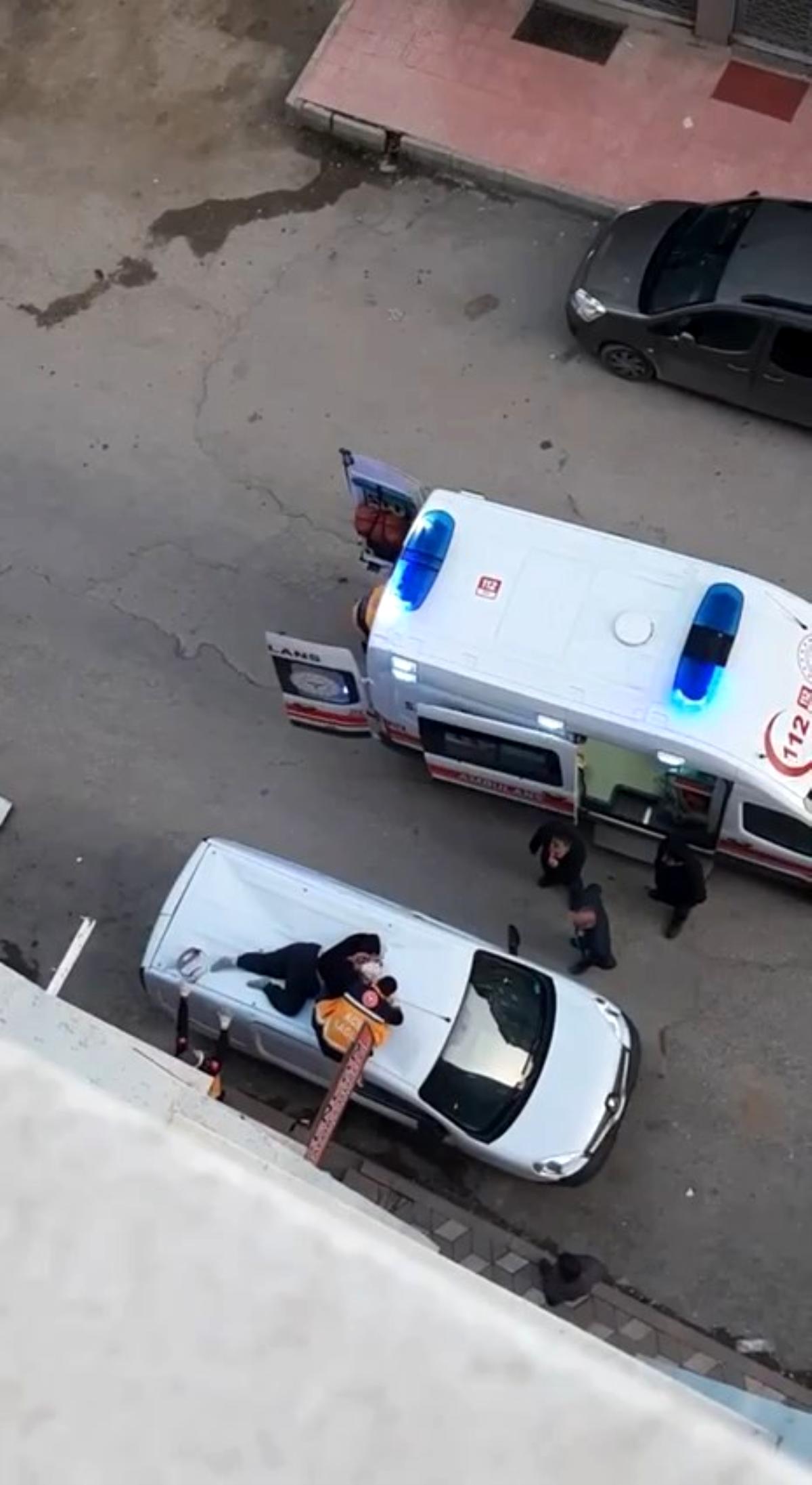 4'ncü kattan aracın üzerine düşen bayan ağır yaralandı! 4'ncü kattan aracın üzerine düşen bayan ağır yaralandı!