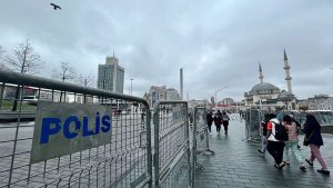 8 Mart Bayan Yürüyüşü öncesinde Taksim'de polis bariyerleri