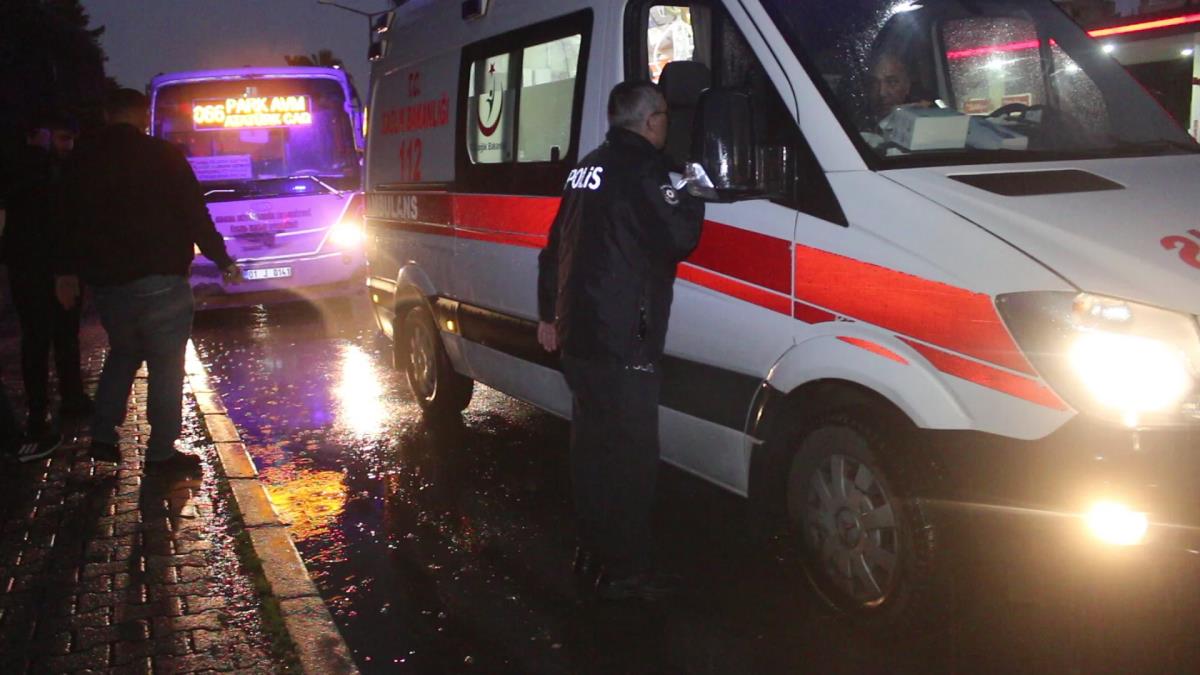 Adana'da bıçaklı atağa uğrayan özel halk otobüsü sürücüsü yaralandı Adana'da bıçaklı atağa uğrayan özel halk otobüsü sürücüsü yaralandı
