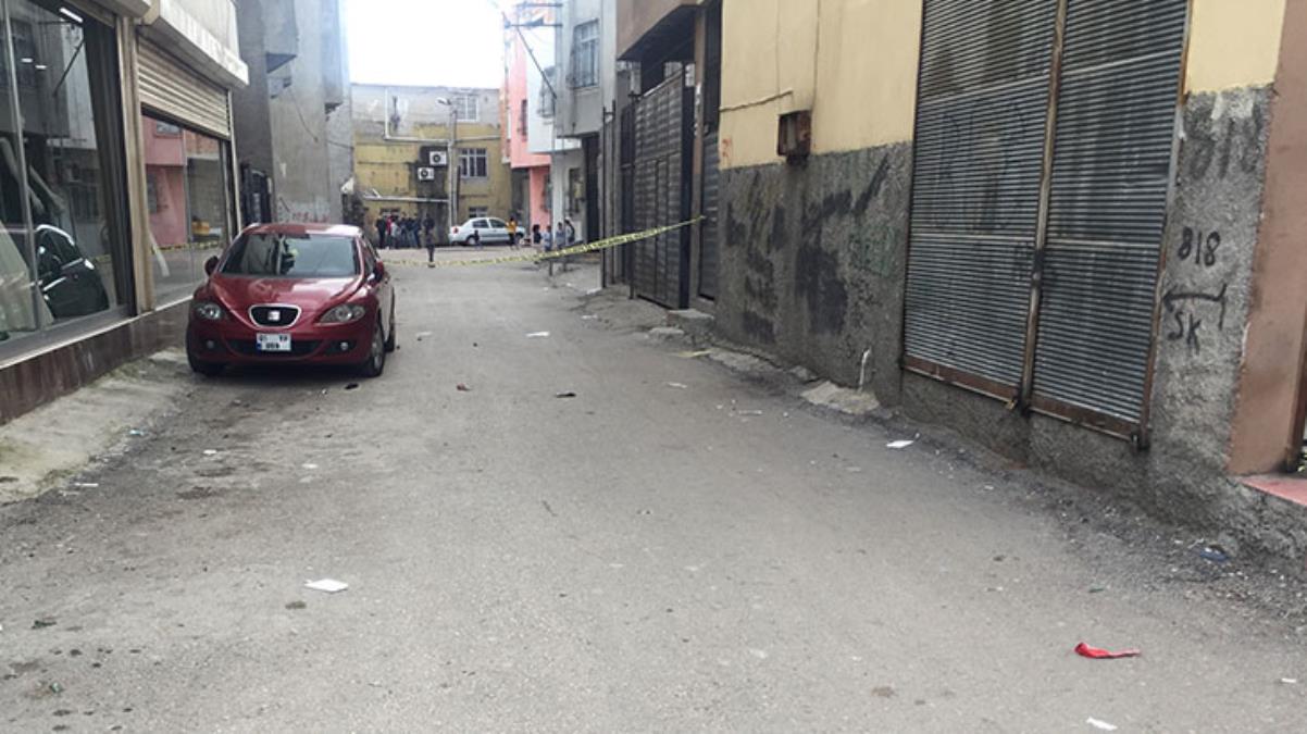 Adana'da yolda yürürken silahlı hücum sonucu öldürüldü Adana'da yolda yürürken silahlı hücum sonucu öldürüldü