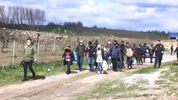 Afgan göçmenler "Burası Yunanistan" denilerek Büyükçekmece'ye bırakıldı Afgan göçmenler "Burası Yunanistan" denilerek Büyükçekmece'ye bırakıldı