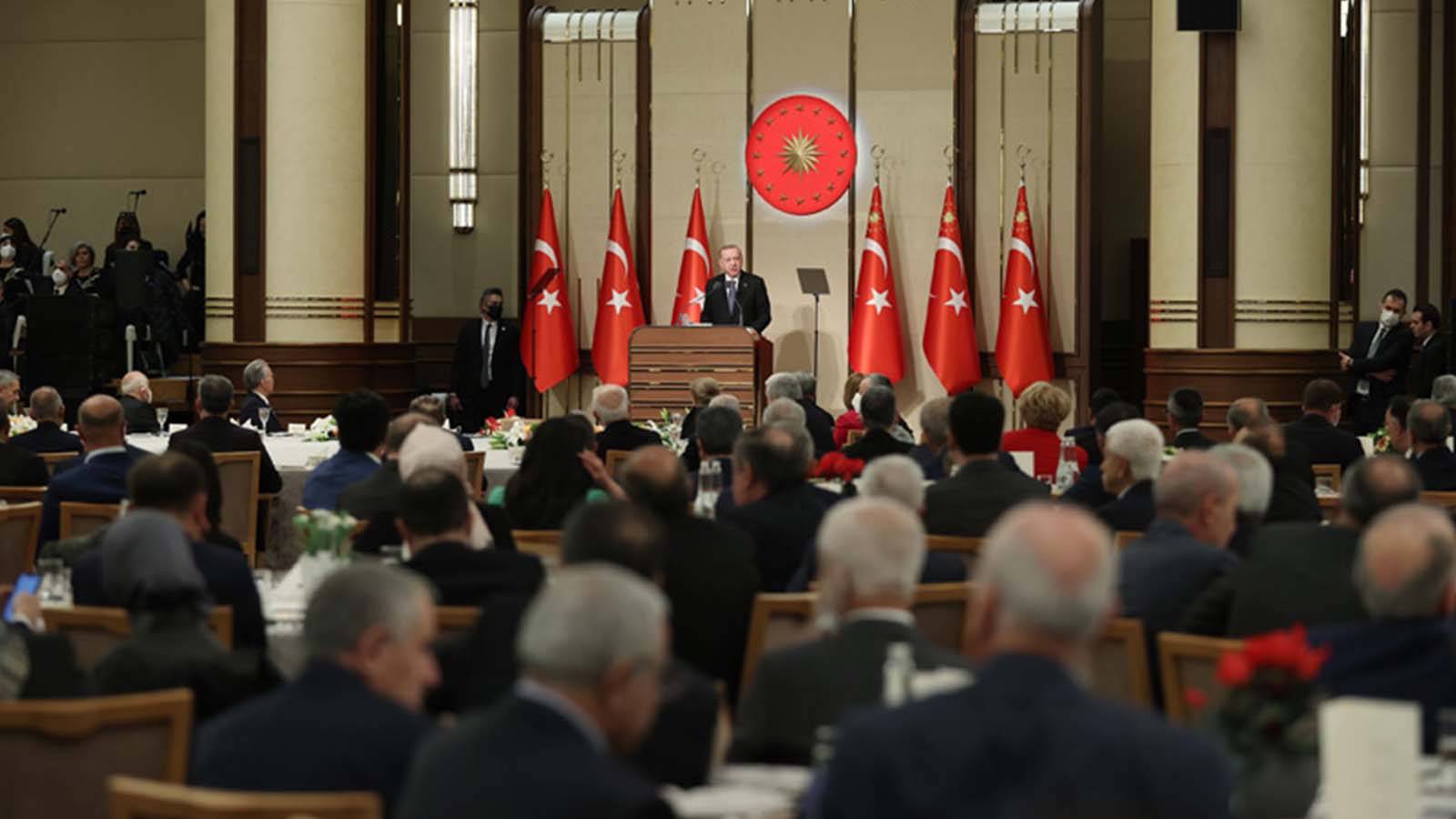 Ahmet Takan’ın kulisi: Eski AKP'li vekiller Erdoğan'ın verdiği yemeği samimiyetsiz buldu; yemekte ortalarında “şimdi mi aklınıza geldik” diye konuştu Ahmet Takan’ın kulisi: Eski AKP'li vekiller Erdoğan'ın verdiği yemeği samimiyetsiz buldu; yemekte ortalarında “şimdi mi aklınıza geldik” diye konuştu