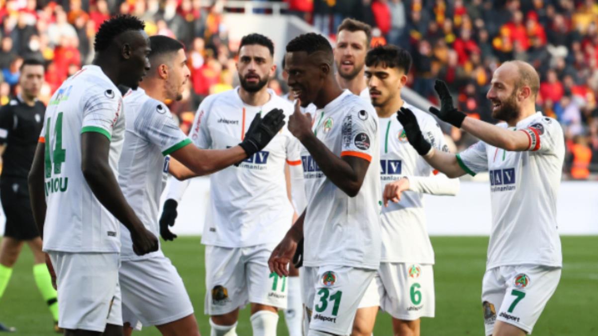 Alanyaspor'dan İzmir'de rahat galibiyet! Göztepe ateş çizgisinden çıkamıyor Alanyaspor'dan İzmir'de rahat galibiyet! Göztepe ateş çizgisinden çıkamıyor