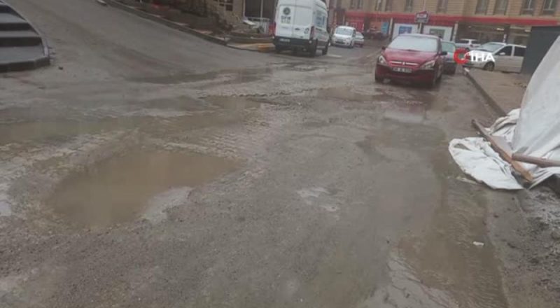 Artuklu'da yollarda oluşan çukurlar vatandaşları canından bezdirdi