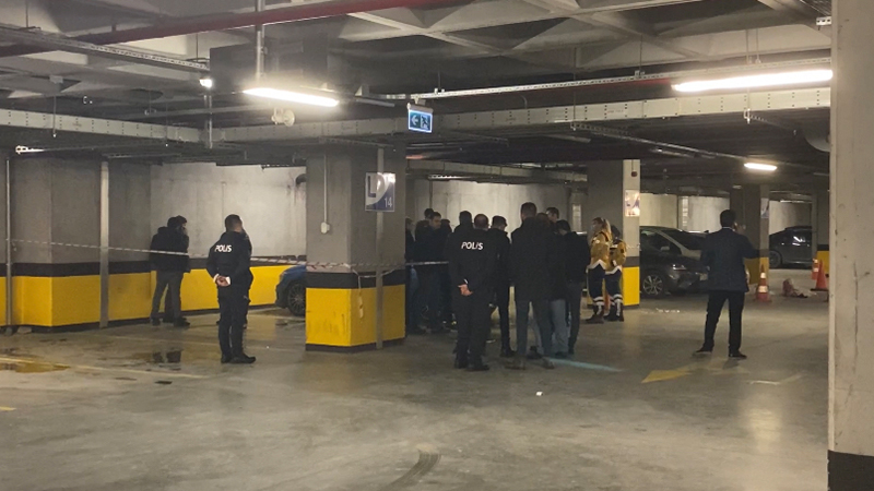 AVM otoparkında eski kız arkadaşını öldürüp, intihar etti AVM otoparkında eski kız arkadaşını öldürüp, intihar etti