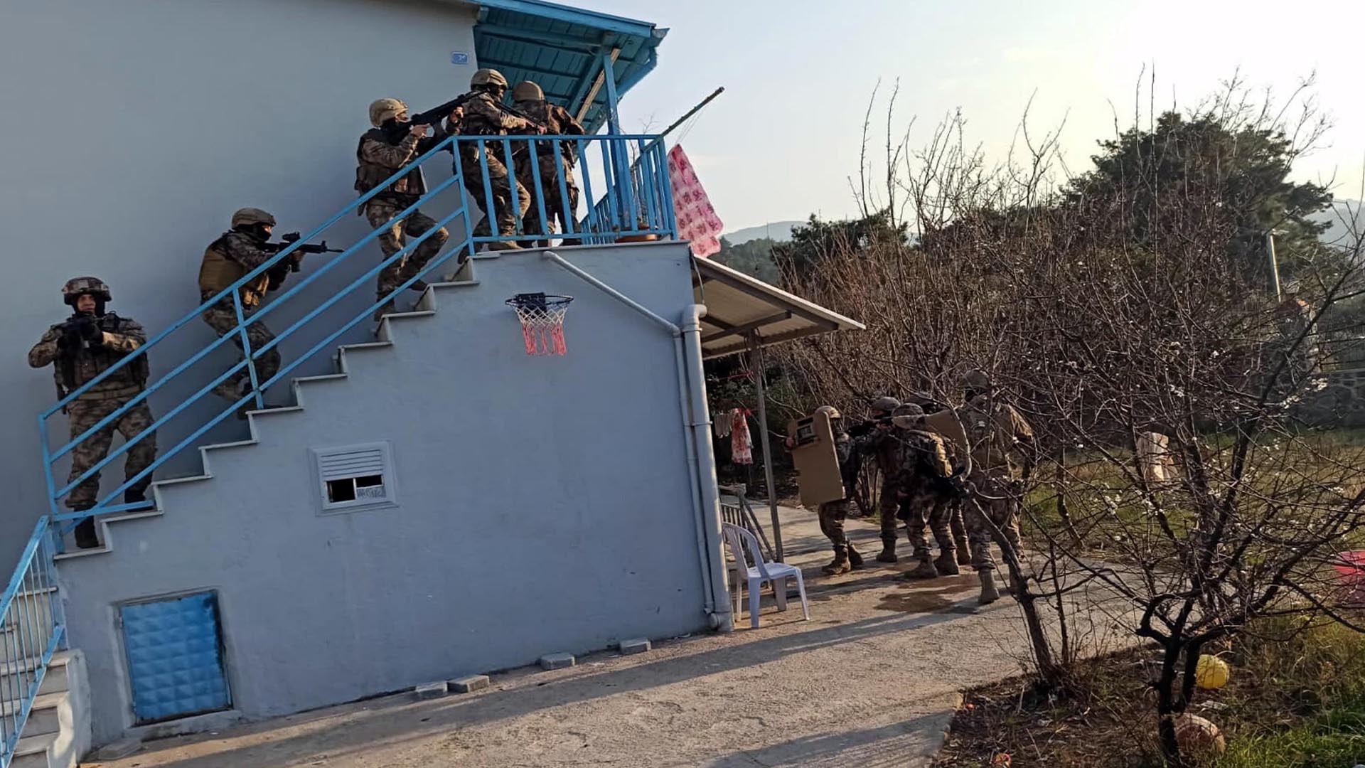 Aydın'da kabahat örgütüne operasyon: Gözaltına alınanlar ortasında eski Kuşadası Belediye Başkanı’na düzenlenen silahlı hücumun azmettiricisi de var Aydın'da kabahat örgütüne operasyon: Gözaltına alınanlar ortasında eski Kuşadası Belediye Başkanı’na düzenlenen silahlı hücumun azmettiricisi de var