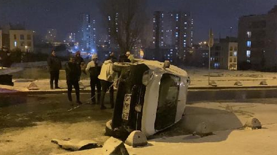 Başakşehir'de karda kayan araç takla attı: 2 yaralı Başakşehir'de karda kayan araç takla attı: 2 yaralı