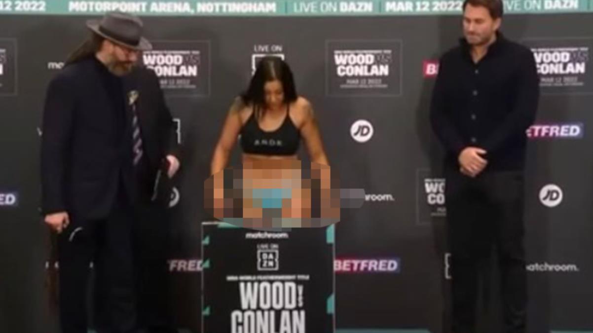 Basın toplantısında görülmemiş olay! Bayan sportmen bir anda soyunmaya başladı