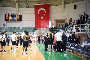 Basketbol topluluğunu sarsan olay! Başantrenör Cengiz Karadağ, maç sırasında kalp krizi geçirdi