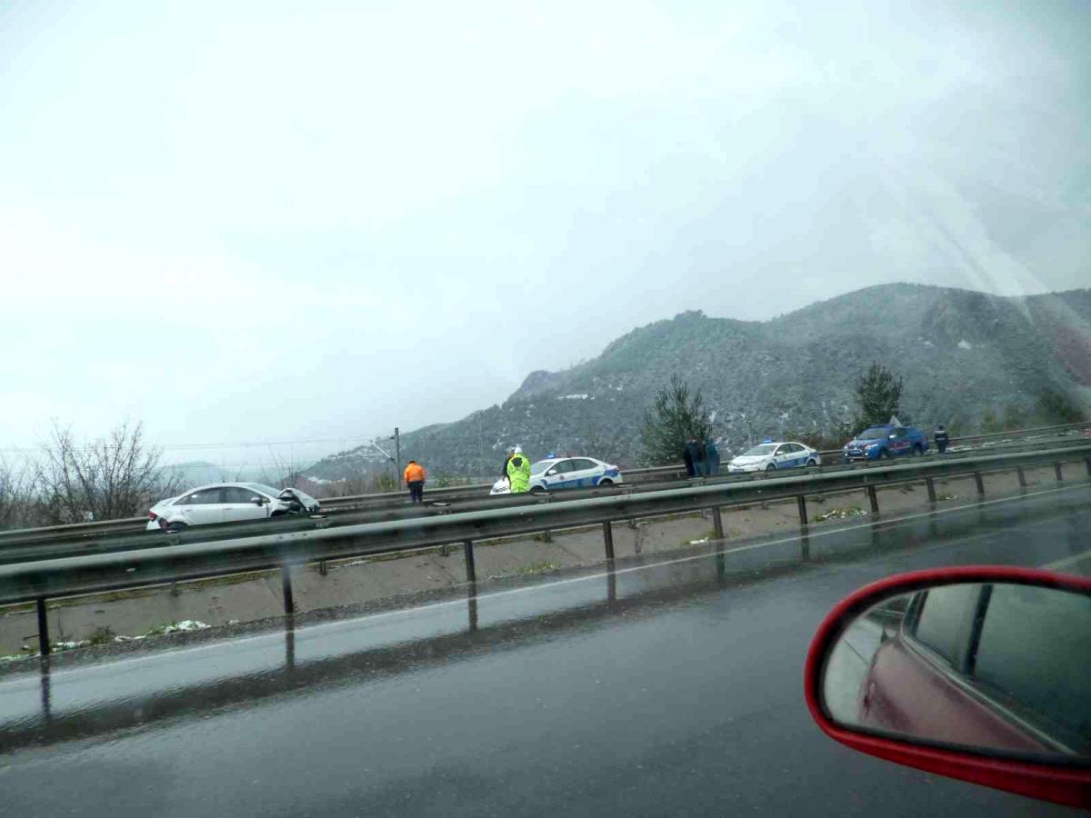 Bilecik'te 5 aracın karıştığı zincirleme trafik kazasında 1 kişi öldü, 7 kişi yaralandı Bilecik'te 5 aracın karıştığı zincirleme trafik kazasında 1 kişi öldü, 7 kişi yaralandı