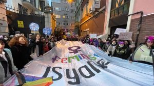 CANLI BLOG | 20. Feminist Gece Yürüyüşü için bayanlar Taksim'de