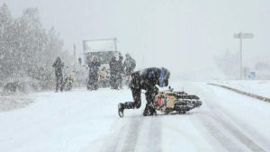 CHP'li Özel, ağır kar yağışı nedeniyle trafiğe çıkışları yasaklanan motokuryeler için kan un teklifi verdi