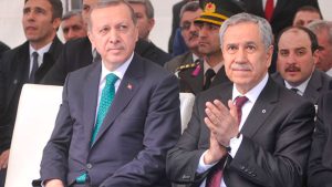 Erdoğan, eski AKP milletvekilleriyle bir ortaya gelecek; davete Arınç'tan cevap geldi