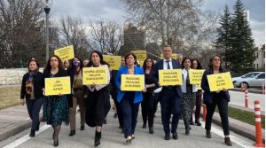 HDP milletvekillerinden Meclis bahçesinde Semra Hoş için dövizli protesto
