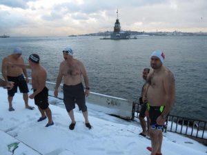 İstanbul'da 5 kişilik bir küme dondurucu soğuğa karşın denize girip yüzdü
