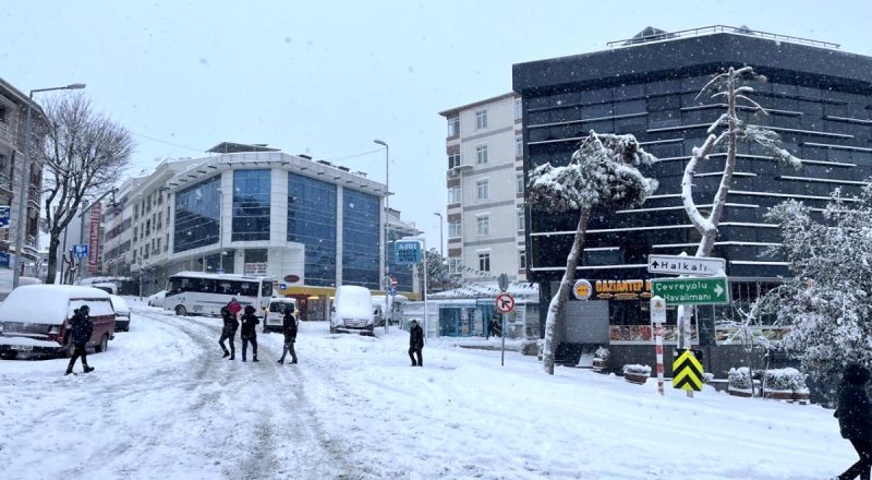 İstanbul'da trafiği kilitleyenler, kar lastiksiz yola çıkan ticari araçlar oldu