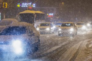 Kar yağışı İstanbul'da tesirini artırdı, şoförler ilerlemekte zahmet çekti