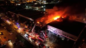 Kocaeli sanayi sitesindeki yangında 6 iş yeri hasar gördü, araçlar küle döndü