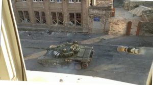 Mariupol'de ilerleyen Rus tankı el tipi tanksavar ile vuruldu