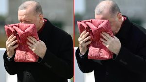 Merasime damga vuran görüntü! Cumhurbaşkanı Erdoğan, Osmanlı sancağını öpüp başına götürdü