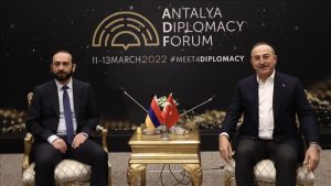 Olağanlaşma sürecinde kıymetli adım: Çavuşoğlu, Ermenistan Dışişleri Bakanı Mirzoyan ile Antalya'da bir ortaya geldi