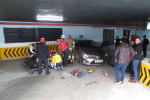 Otoparkta inanılmaz kaza; kendi aracının altında kaldı!