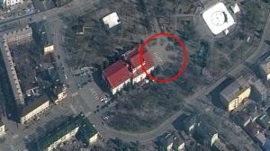 Rus ordusunun bombaladığı tiyatro binasında yürek yakan detay! Bahçesine Rusça "çocuk" yazılmış