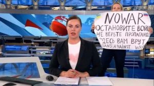 Rusya televizyonunda Ukrayna'nın işgalini protesto etmesi sonrası editör Marina Ovsyannikova'dan haber alınamıyor