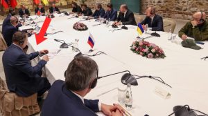 Rusya ve Ukrayna heyetinin görüşmesinde Abramovich, kendisine ayrılan yere oturmak istemedi