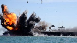 Savaşın şiddeti artıyor! Ukrayna ordusu, işgal altındaki limanda Rus gemisini vurdu