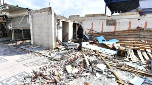Tunç Soyer, Bergama'da yürütmeyi durdurma kararına karşın dükkânların yıkımına başlanmasına karşı çıktı: Yıkımları durdurun