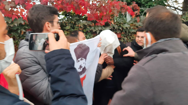 "ABD askeri" diye gemide misyonlu sivil işçinin başına çuval geçiren 17 TGB'li hakkında mahpus istemi "ABD askeri" diye gemide misyonlu sivil işçinin başına çuval geçiren 17 TGB'li hakkında mahpus istemi