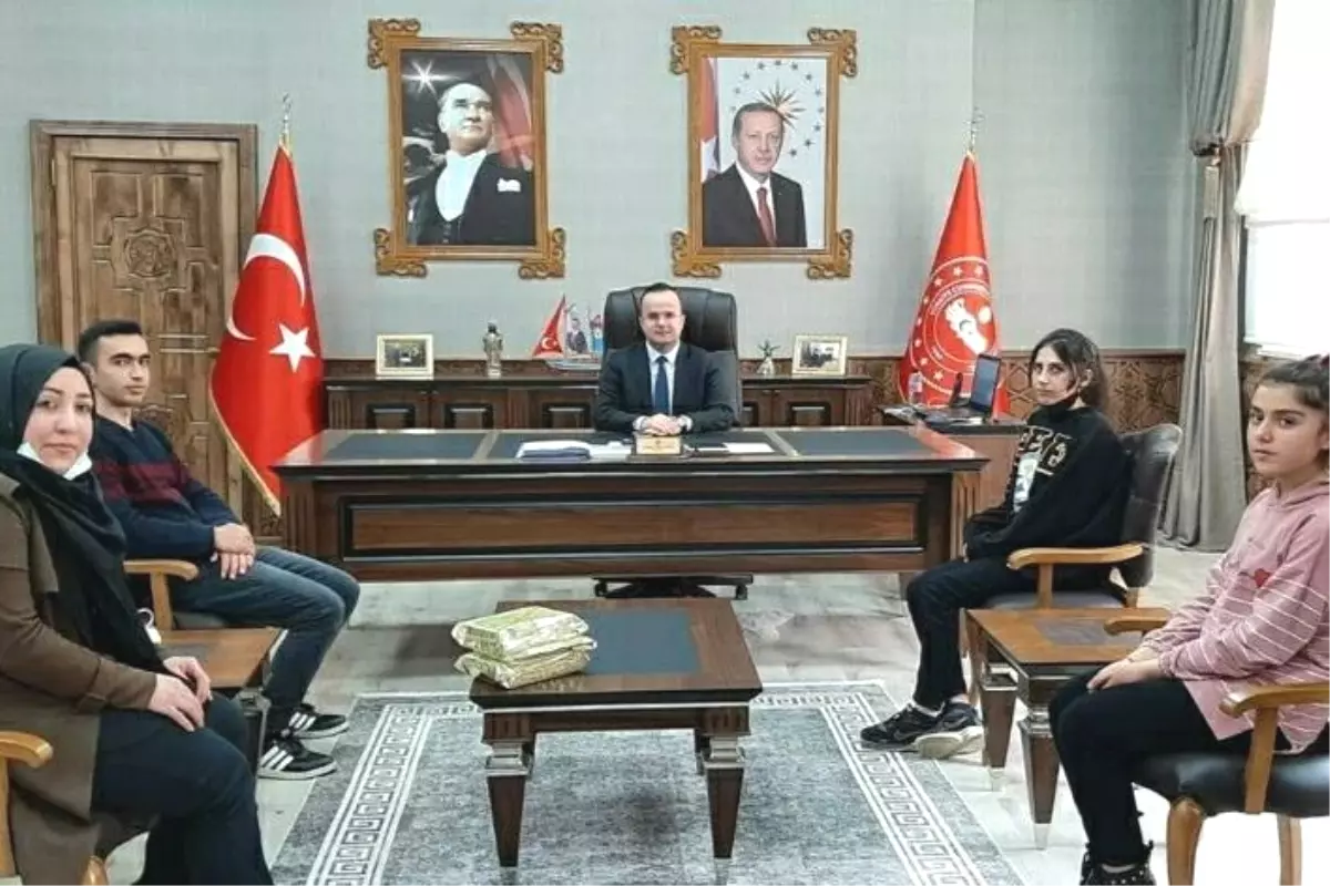Arslantürk, en çok kitap okuyan öğrencileri tebrik etti Arslantürk, en çok kitap okuyan öğrencileri tebrik etti