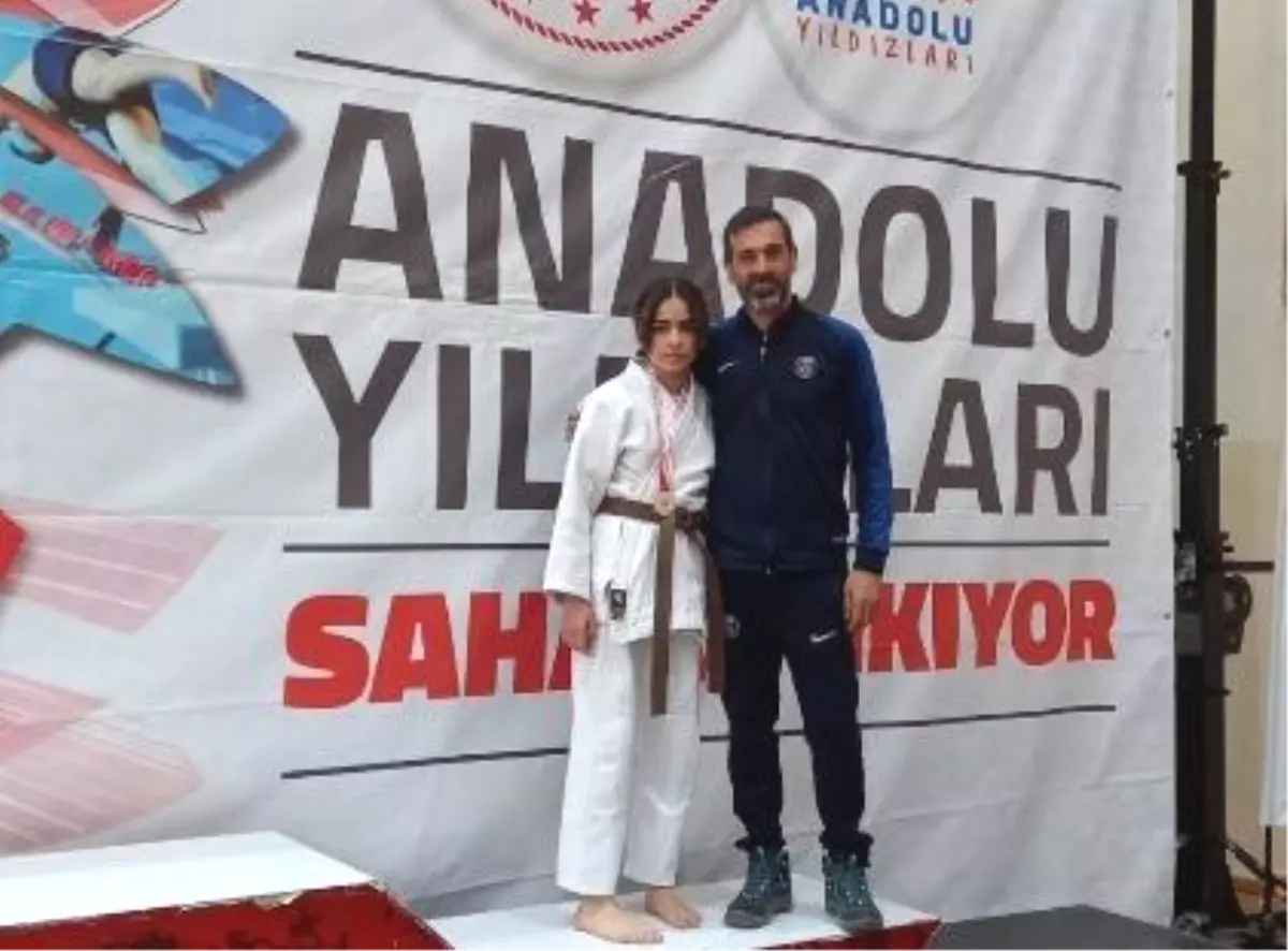Babasının antrenörlüğünde genç atlet gayesine ilerliyor Babasının antrenörlüğünde genç atlet gayesine ilerliyor