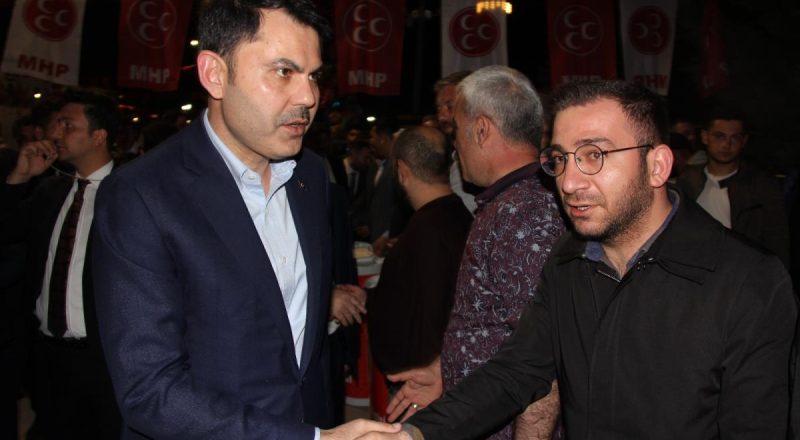 Bakan Kurum MHP standını ziyaret etti