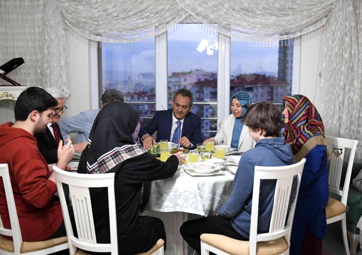 Bakan Özer ve eşi, öğretmen çiftin iftar sofrasına konuk oldu Bakan Özer ve eşi, öğretmen çiftin iftar sofrasına konuk oldu