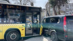 Beyoğlu’nda freni patlayan İETT otobüsü 4 araca çarptı