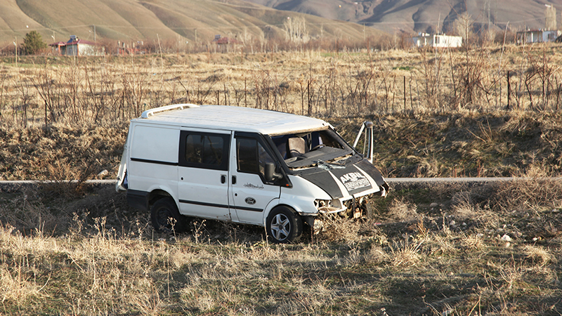 Bitlis'te içinde sistemsiz göçmenlerin bulunduğu minibüs takla attı; 4 meyyit, 25 yaralı