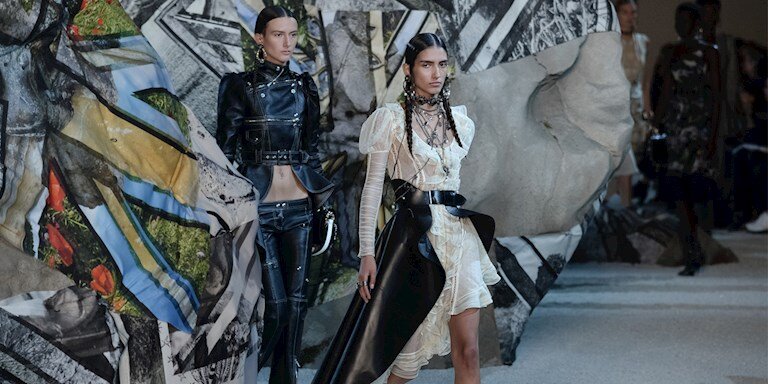 CANLI YAYIN: ALEXANDER MCQUEEN SONBAHAR-KIŞ 2022 DEFİLESİ