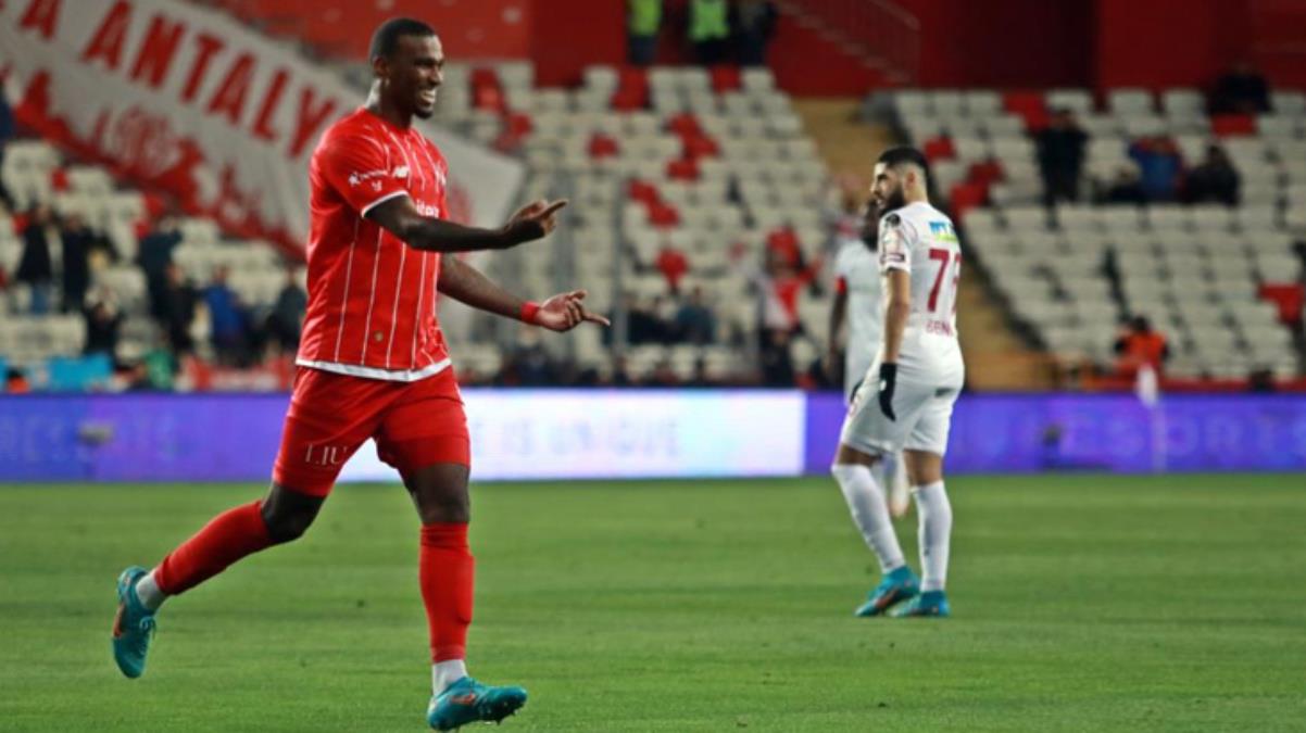 Çılgın seri devam ediyor! Antalyaspor, Hatayspor'u farka boğdu Çılgın seri devam ediyor! Antalyaspor, Hatayspor'u farka boğdu