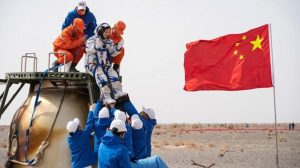 Çin'in uzay istasyonundaki taykonot grubu Dünya'ya döndü! Alkışlarla karşılanan astronotlar, adaptasyon için karantinada kalacak