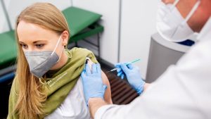 Covid: Almanya'da 18 yaşından büyük herkese aşı zaruriliği uygulaması şimdilik rafa kaldırıldı