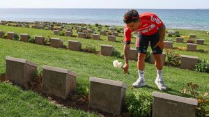 Cumhurbaşkanlığı Bisiklet Tipi'nin Çanakkale etabını kazanan Avustralyalı atlet, cetlerinin mezarını ziyaret etti