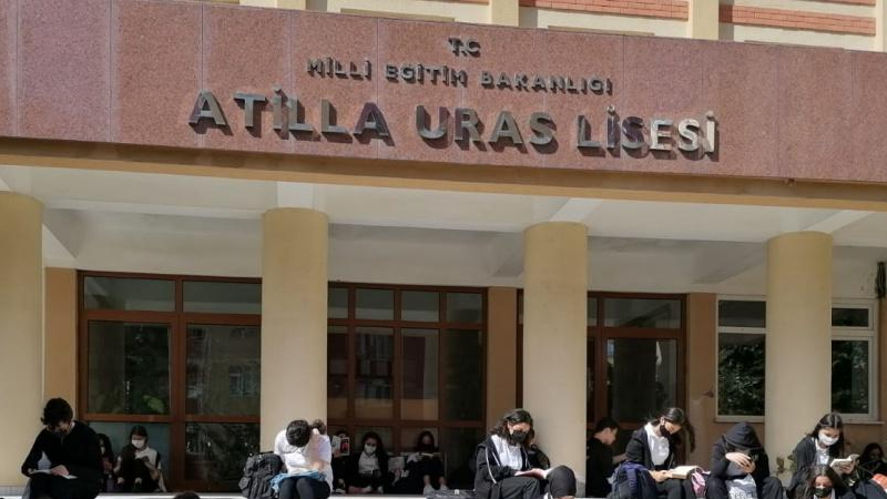Daha evvel 'basit tehdit' cürmünden ceza alan lise müdüründen talimat: Oruç tutamayan arkadaşlar ve işçi, yiyecek-içecek muhtaçlığını mutfakta gidersin